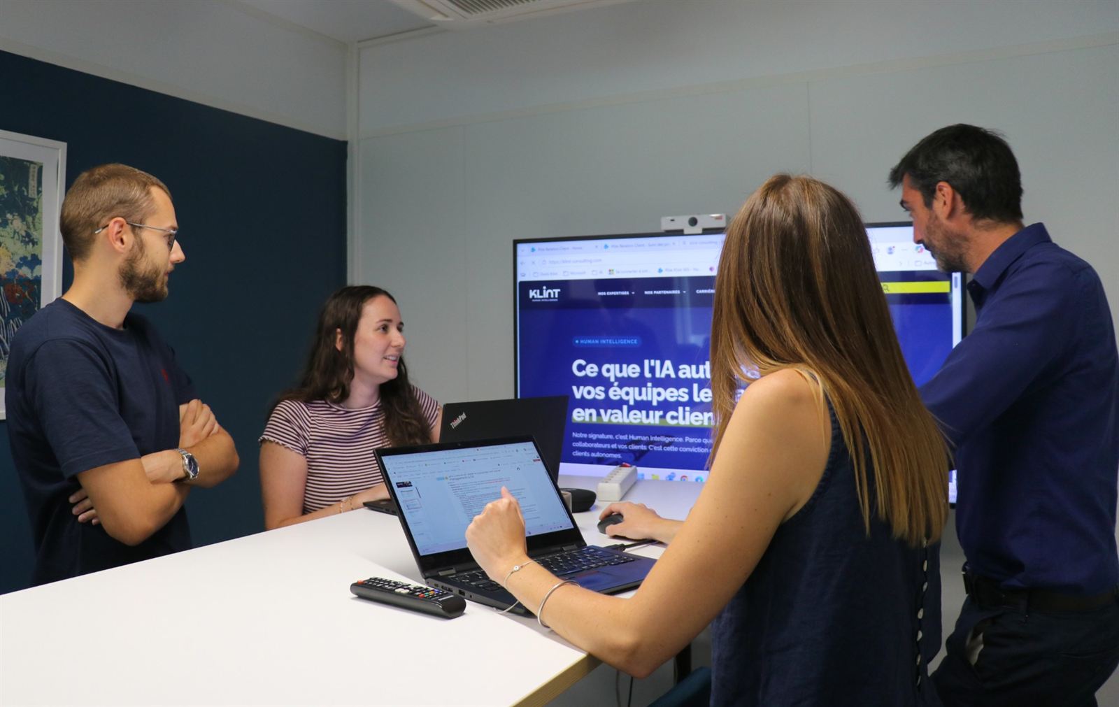 Consultants Aylina en réunion devant un écran
